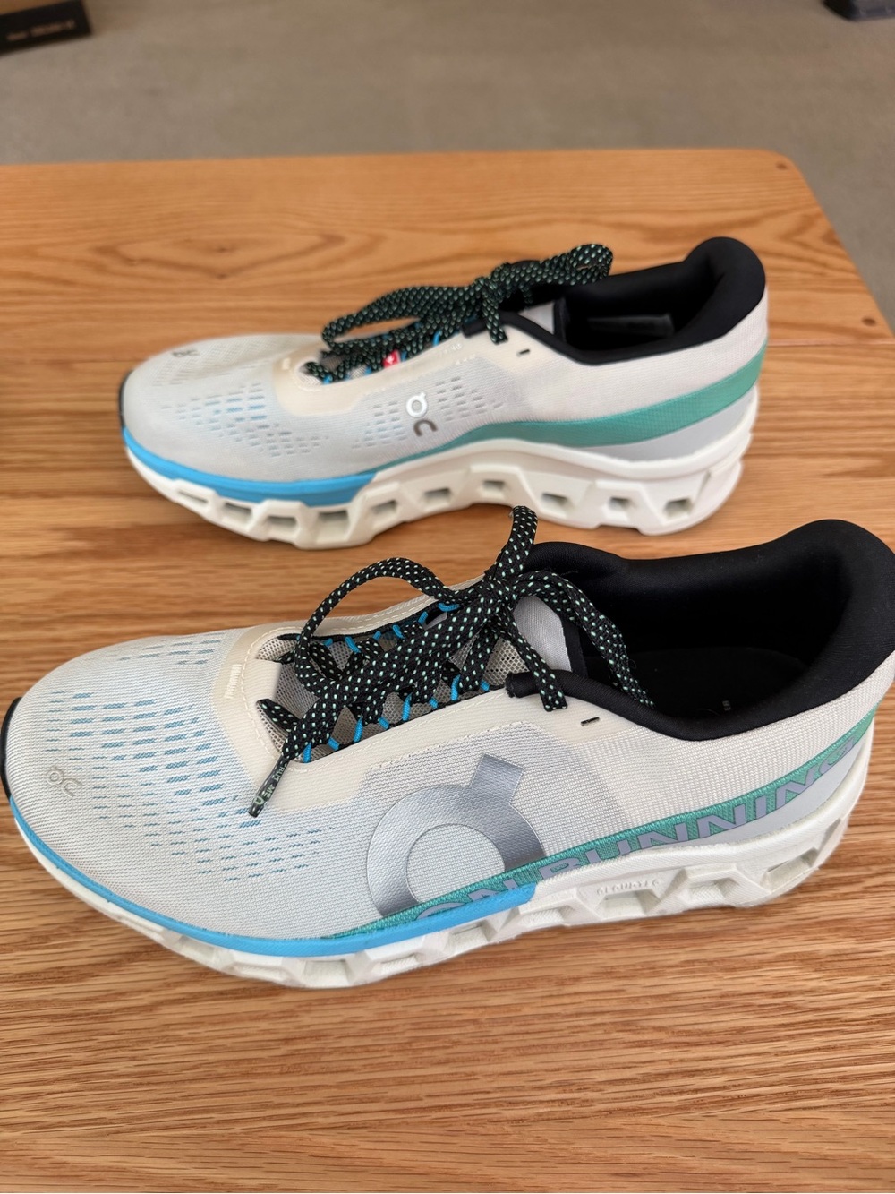 On Running Women's Cloudmonster 2 Size 10